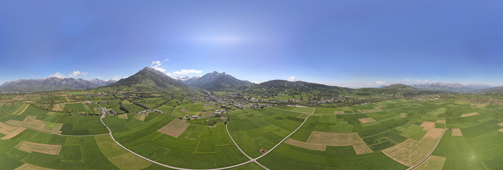 Panorama aérien à 360° sur la vallée du Champsaur, Hautes-Alpes, France