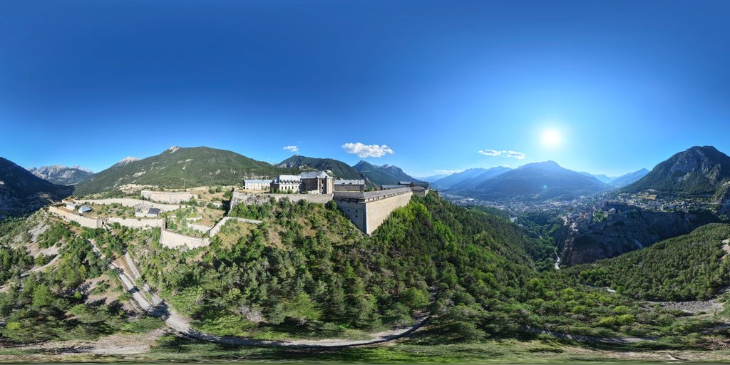 Vue aérienne du fort des Têtes dominant la gorge de la Durance à Briançon