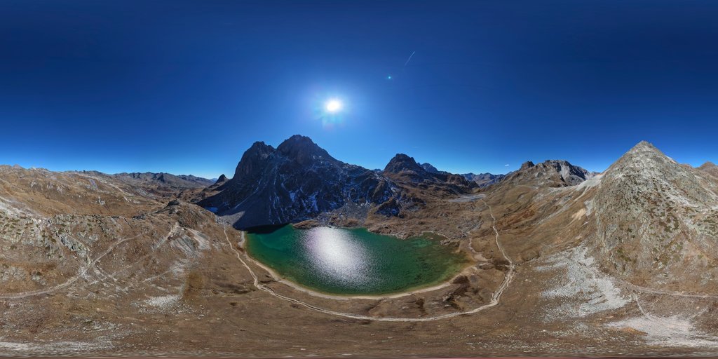 Vue aérienne du lac de la Clarée dans le massif des Cerces