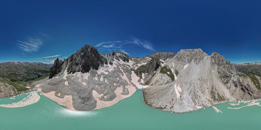 Vue aérienne du lac des Béraudes dans le massif des Cerces