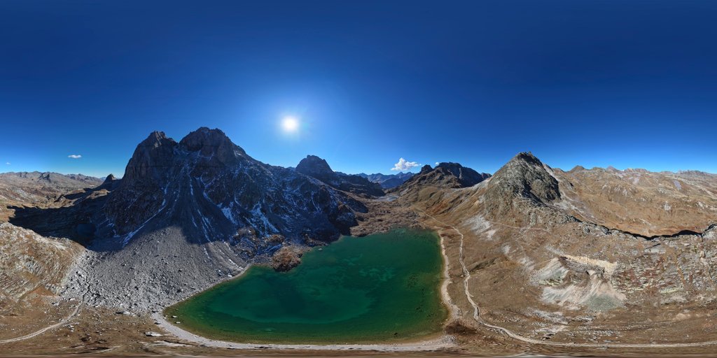 Vue aérienne du lac Rond des Rochilles dans le massif des Cerces