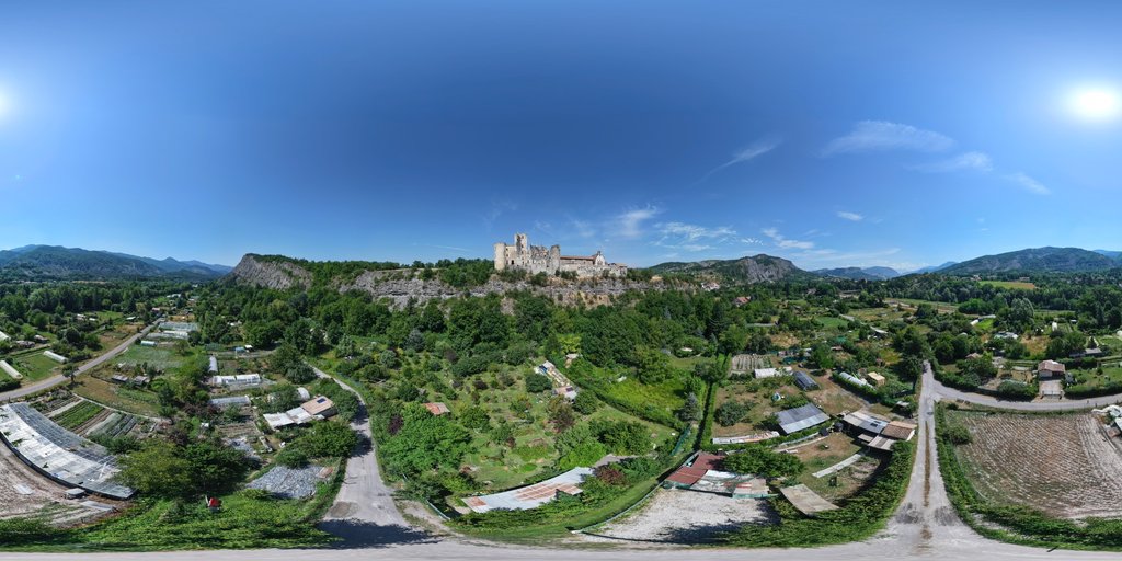 Vue aérienne du château de Tallard dans la vallée de la Durance