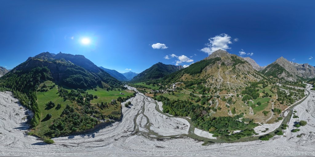 Vue aérienne de la vallée du Drac Blanc près du Châtelard à Champoléon