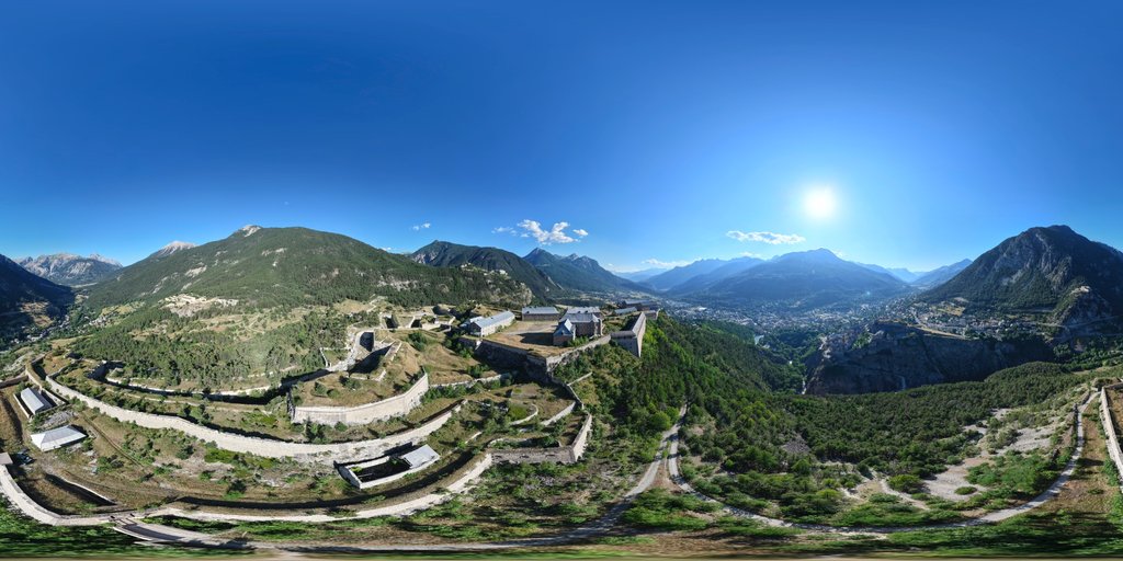 Vue aérienne des défenses nord du fort des Têtes à Briançon