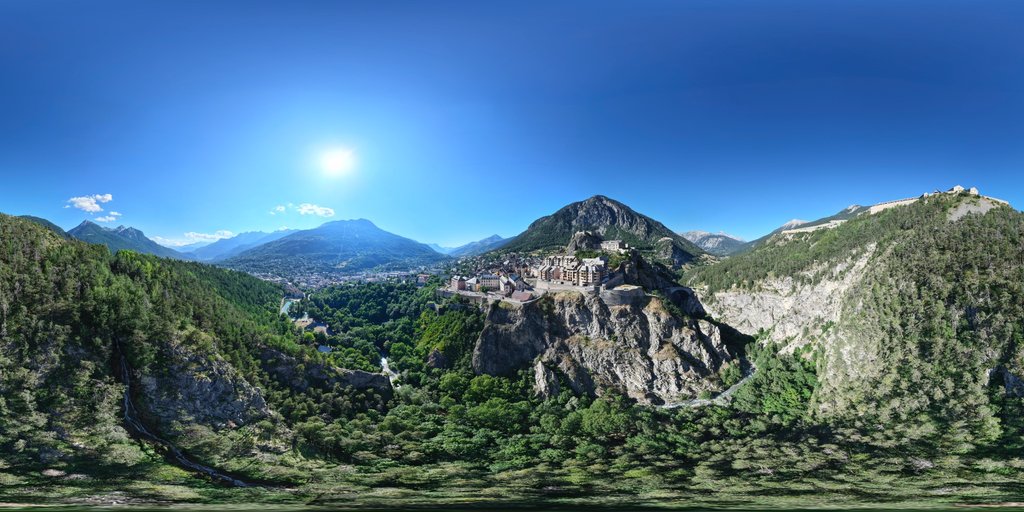 Vue aérienne de la cité Vauban de Briançon et du fort du Randouillet