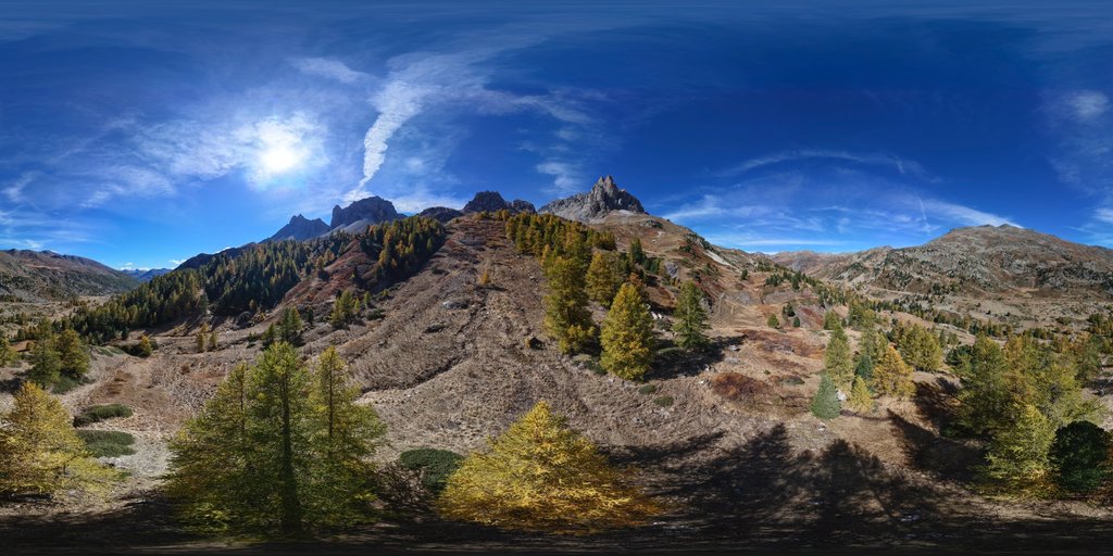 Vue aérienne d'automne au-dessus de Laval dans la haute vallée de la Clarée