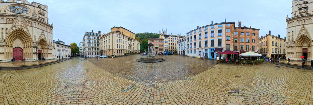 Cathédrale Saint-Jean-Baptiste et Place Saint-Jean à Lyon, France