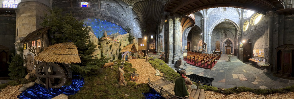 Crèche de Noël dans la cathédrale Notre-Dame-du-Réal à Embrun, Hautes-Alpes, France