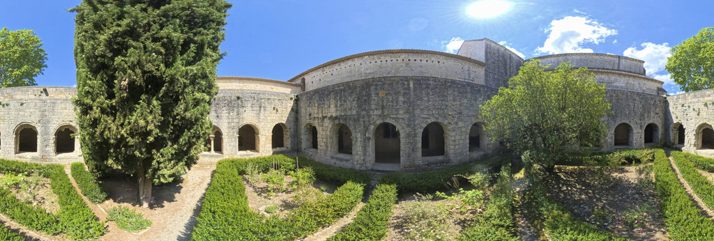 Jardin du cloître de l'abbaye de Silvacane à La Roque-d'Anthéron, Provence, France