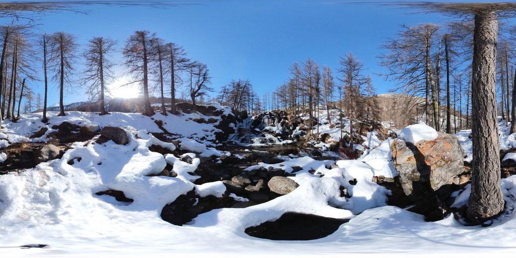 Cascade de Fontcouverte sous la neige dans la vallée de la Clarée à Névache