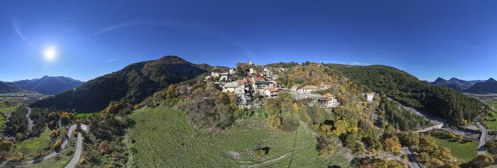Village perché de Théus en automne, Hautes-Alpes, France