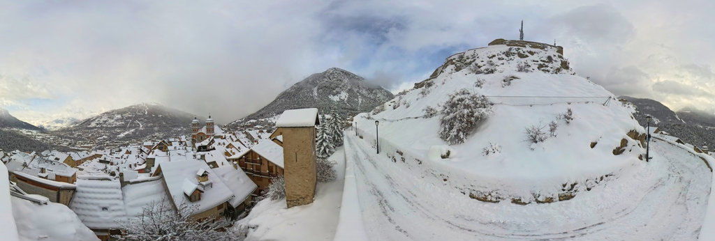 Hiver enneigé dans la vieille ville de Briançon