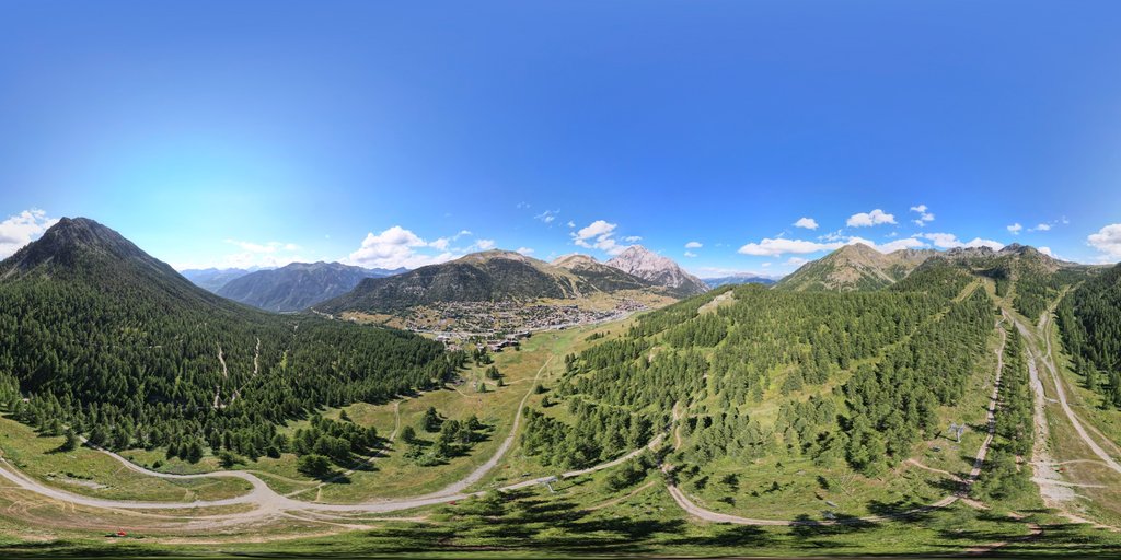Vue aérienne estivale de Montgenèvre et de son domaine skiable