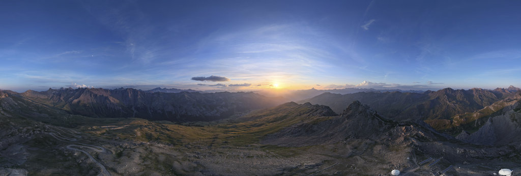 Coucher de soleil au-dessus de l'observatoire du pic de Château Renard, Queyras, Alpes françaises