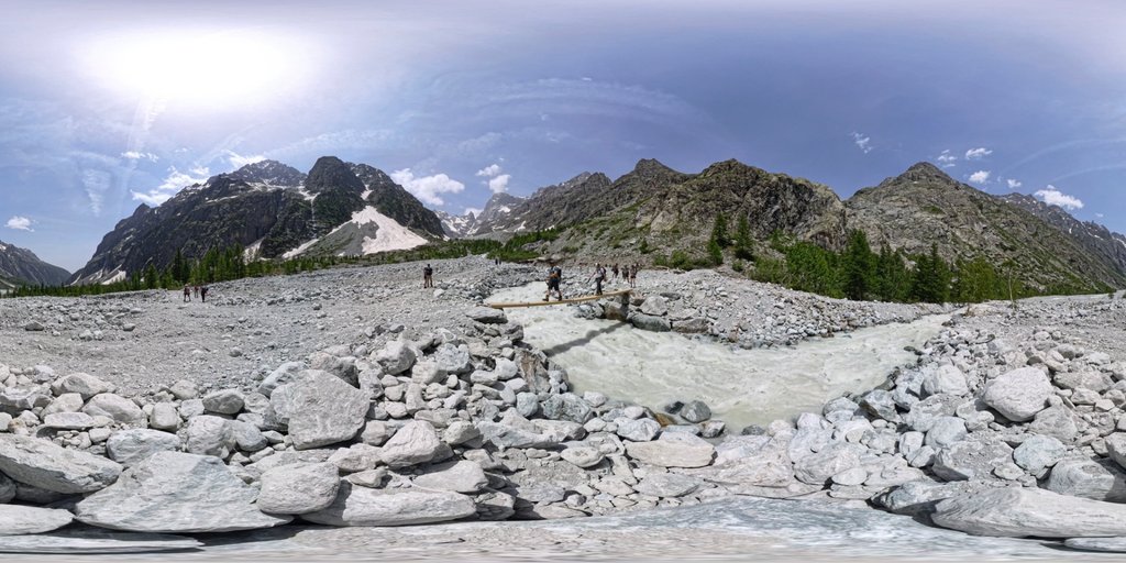 Passerelle provisoire sur le torrent du Glacier Noir après une crue au Pré de Madame Carle