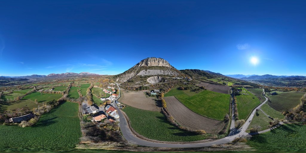 Panorama aérien du Chapeau de Napoléon près de Gap, Hautes-Alpes