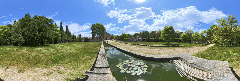 Bassin et jardins de l'abbaye de Silvacane, Provence, France