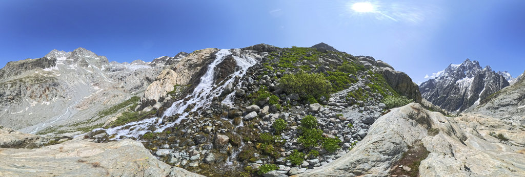 Cascade sur le sentier du Glacier Blanc dans le parc national des Écrins, Hautes-Alpes, France