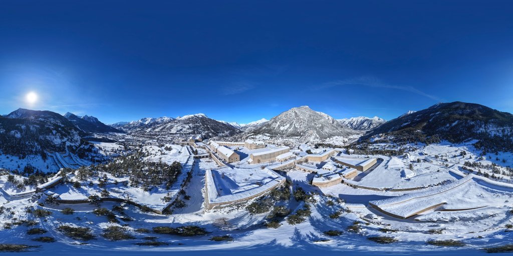 Panorama aérien hivernal du Fort des Têtes à Briançon