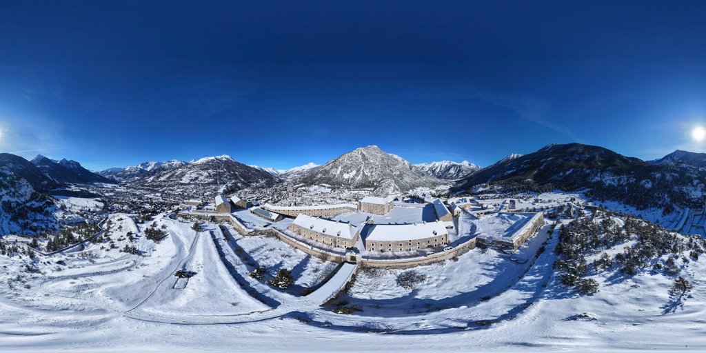 Vue aérienne hivernale du Fort des Têtes à Briançon