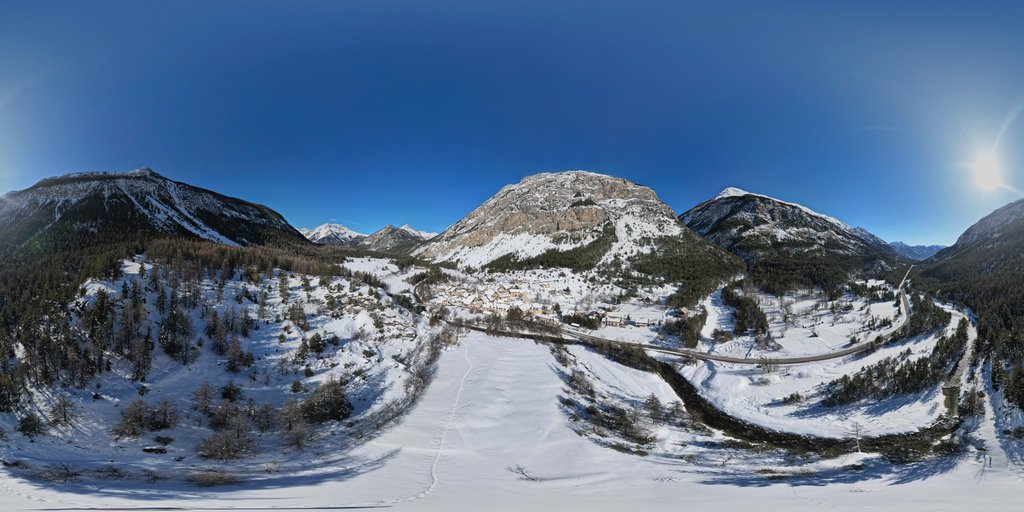 Vue aérienne hivernale de la vallée de la Clarée près de Névache