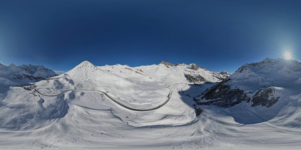 Vue aérienne hivernale de la vallée de la Guisane au col du Lautaret, entre les massifs du Galibier et de la Meije