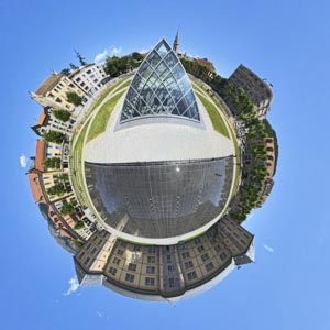 Pyramide et miroir d’eau (Gap)